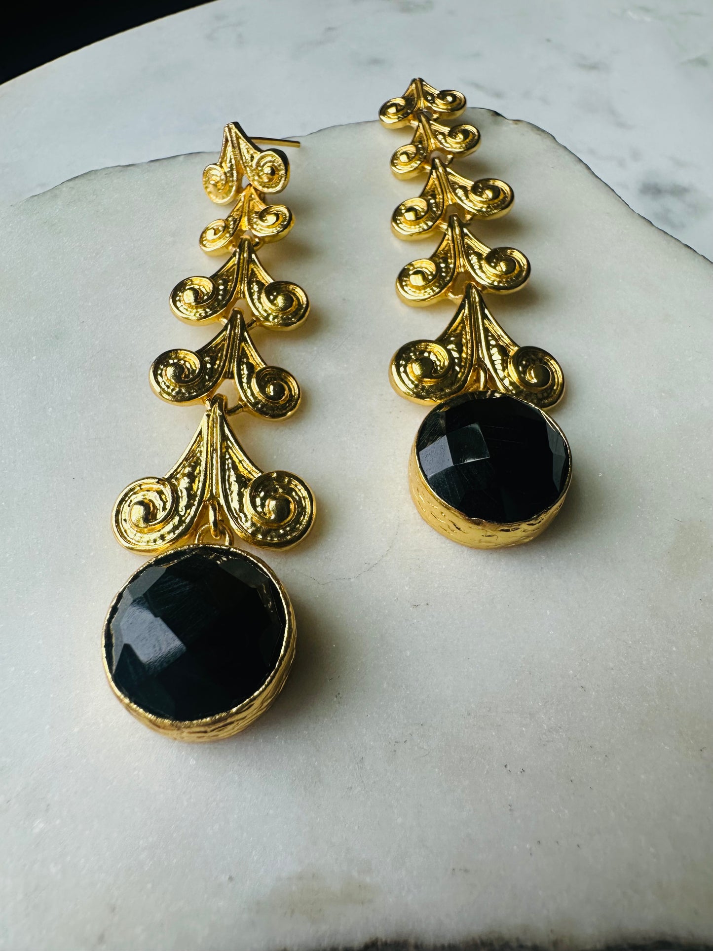 Nehir Onyx Gold Linked Earrings