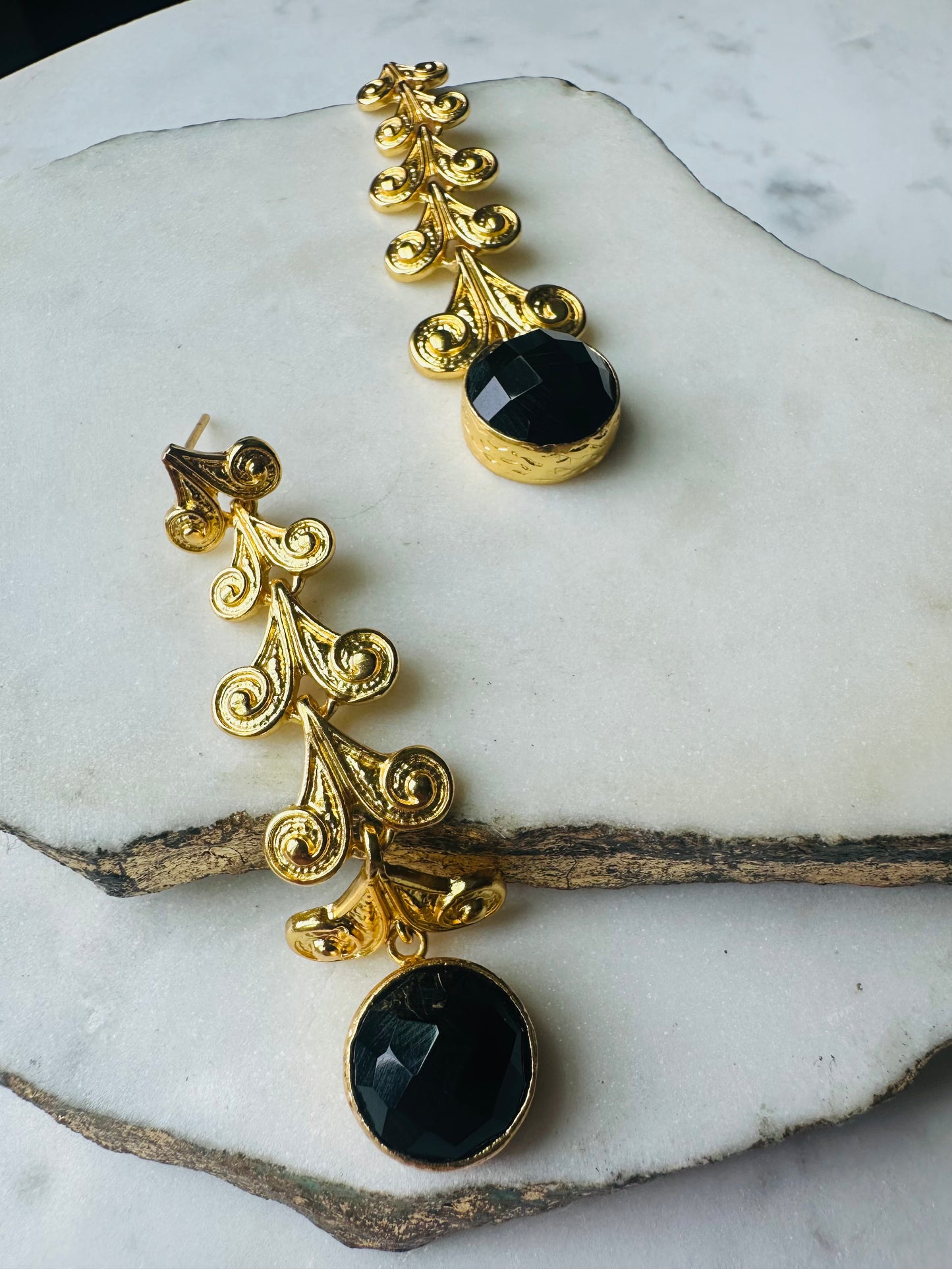 Nehir Onyx Gold Linked Earrings