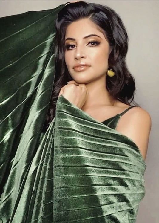 Never Have I Ever actor Richa Moorjani wearing Bebek Jewels Kolonya earrings