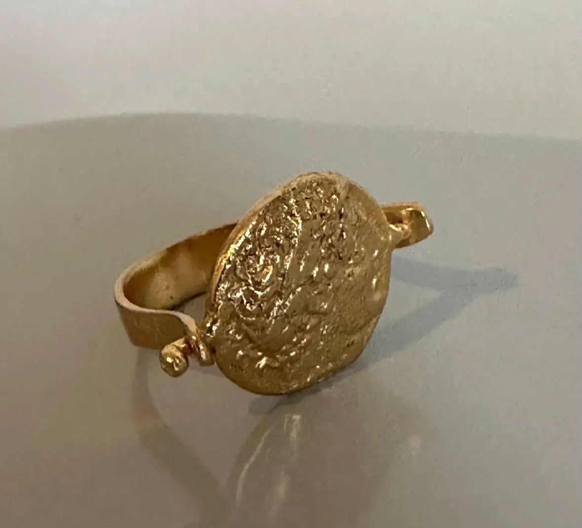 Vintage looking timeless waterproof gold-plated flip coin ring 