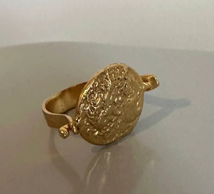 Vintage looking timeless waterproof gold-plated flip coin ring 