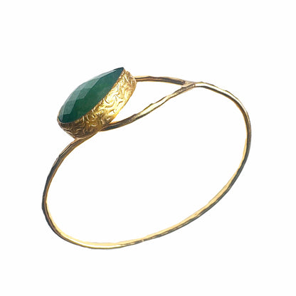 Hammer finished gold-plated green quartz teardrop Loop bracelet Facing side 