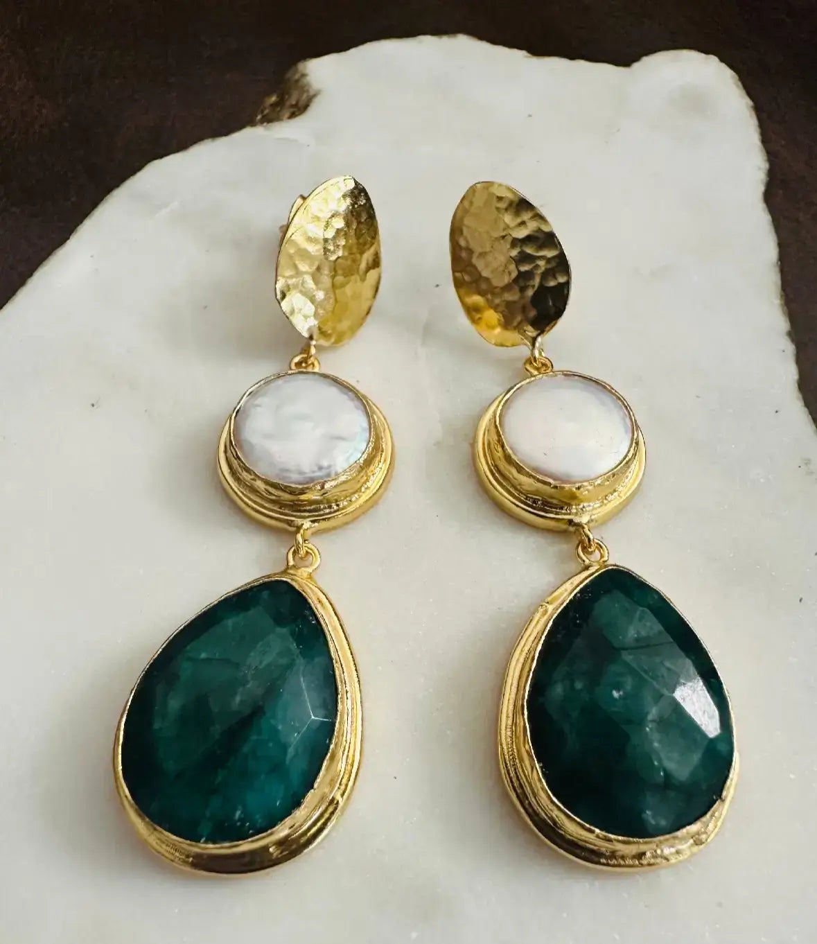 Handmade gold-plated emerald flat pearl dangle earrings 