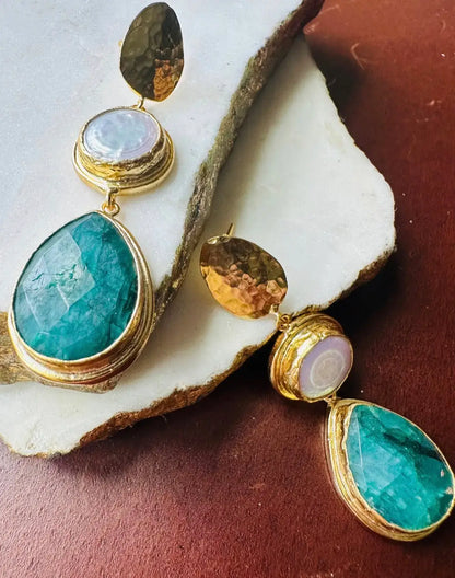 Handmade sustainable gold-plated emerald flat pearl dangle earrings 