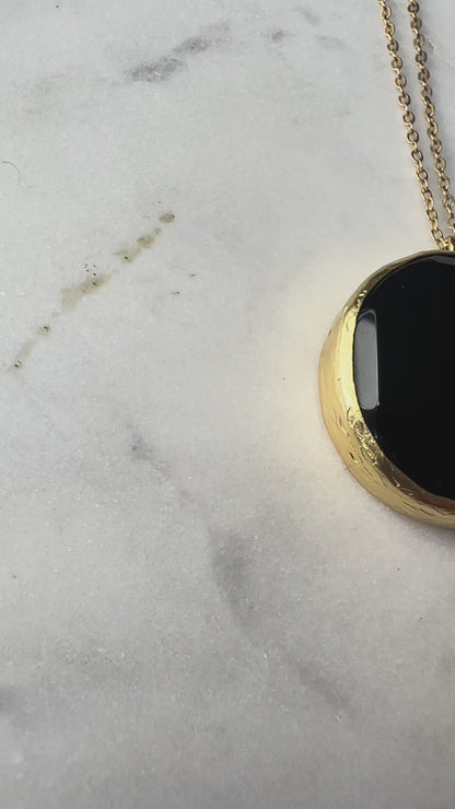 Ceylan Round Onyx Pendant Necklace.